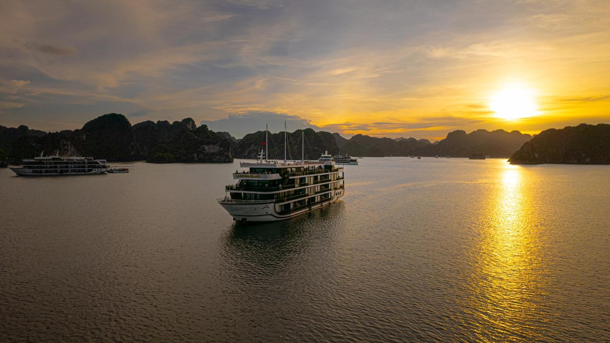 La Regina Grand Cruise Hotel Ha Long Exterior foto